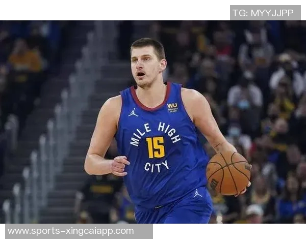 约基奇展现超凡视野与精准手法布劳恩底角三分轻松命中